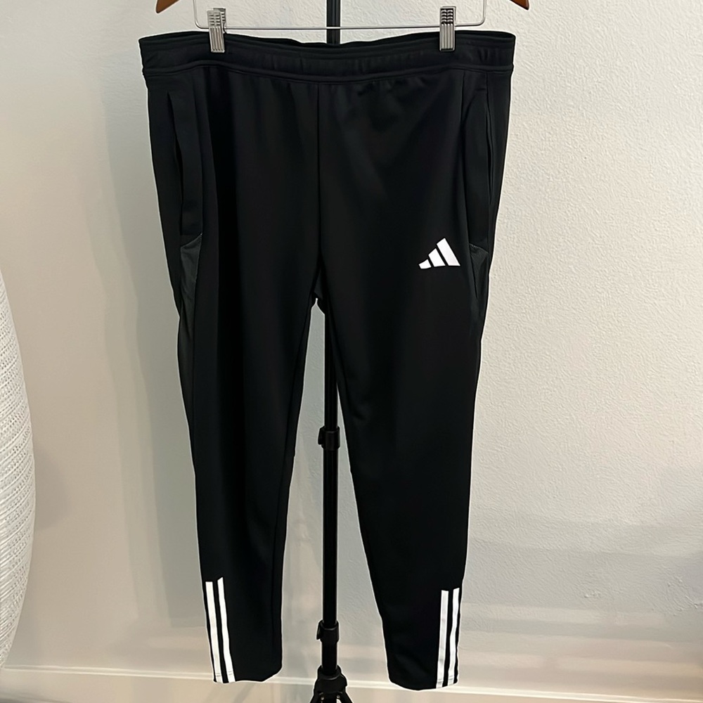 BRAND NEW MENS PANTS - ADIDAS BLACK
Size: Large